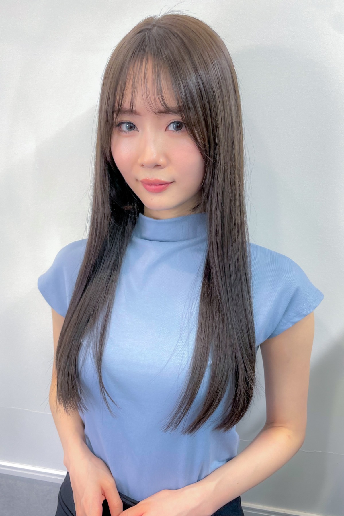 自然な艶のある縮毛矯正ロングスタイル